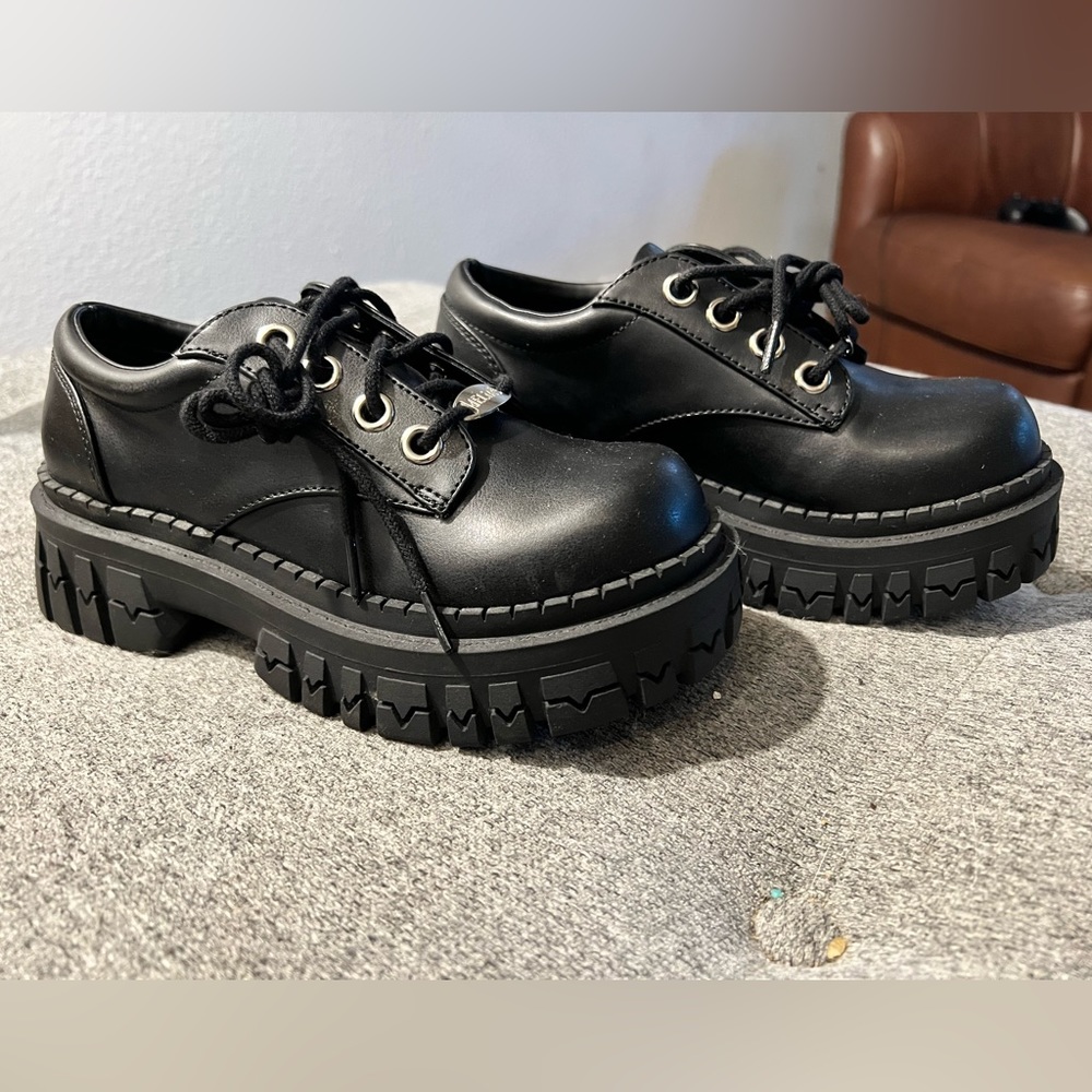 dELiA*s BNWOT Oxford Shoes Size 5